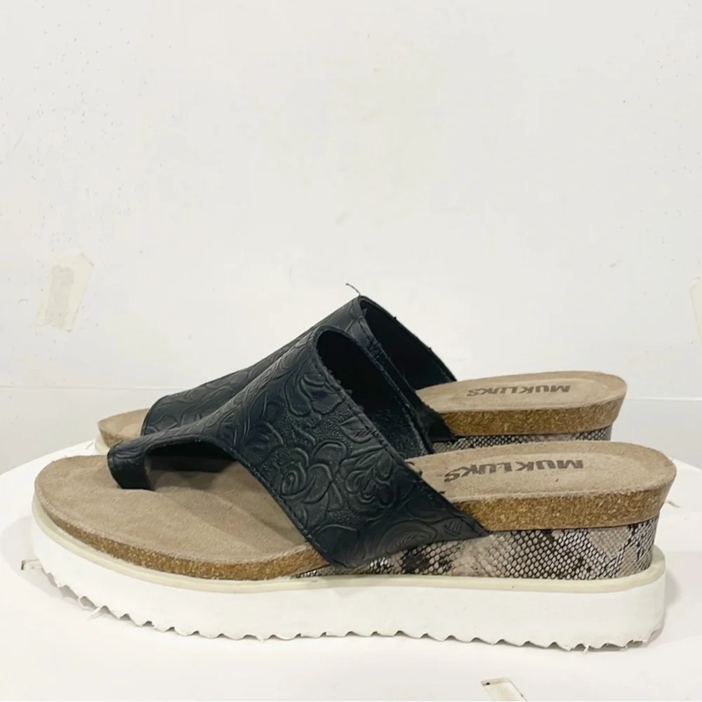 MUK LUKS Women Pitch Tenor Platform Sandals Slip On Black‎ Sz 8 Tooled Upper